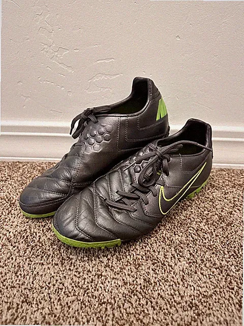 Nike Bomba 5 - Indoor/Turf Soccer Shoe - Womens Size 7 - Gray/Green