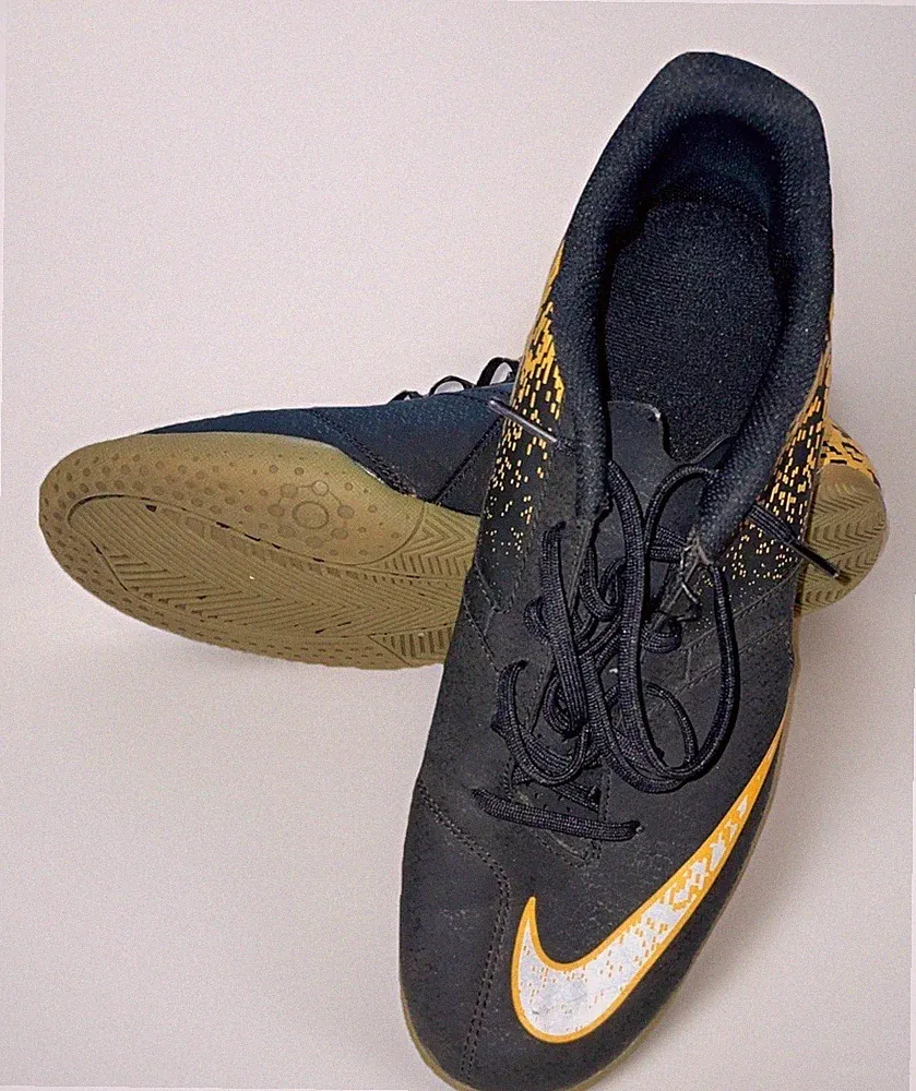 Nike Bombax Artificial Turf/Indoor Soccer cleats Mens 11 Black Yellow White
