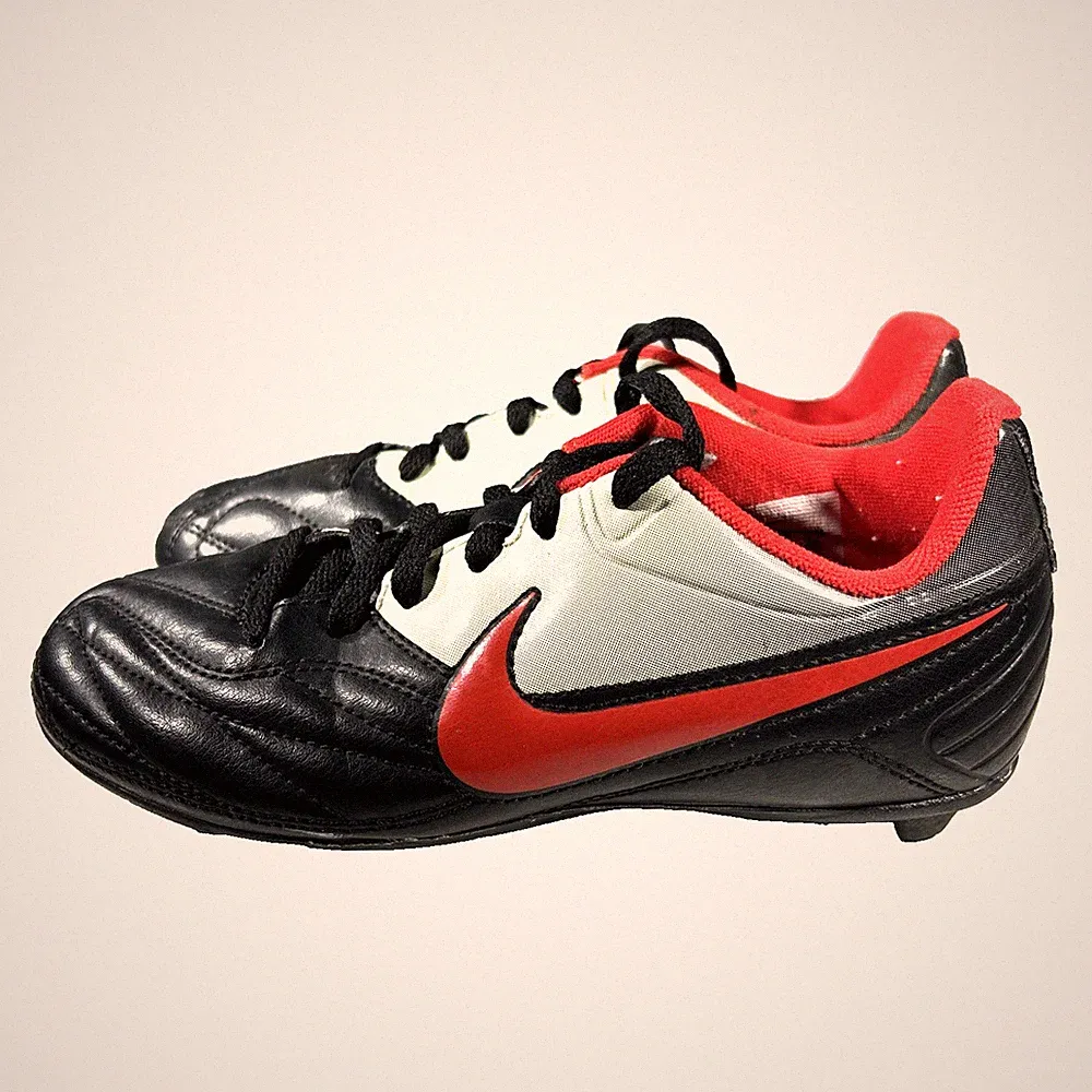 Nike Boys Kids Soccer Cleats Size 1Y 1 Youth Black Red Leather Shoes Lace Retro