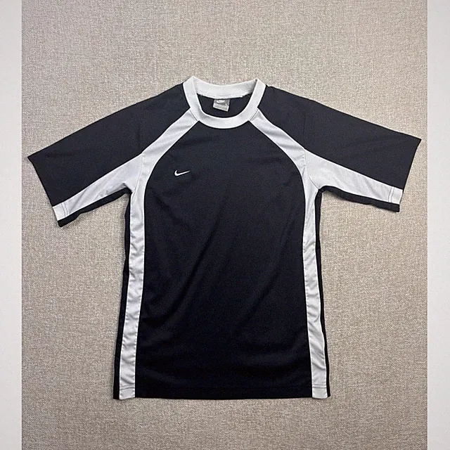 Nike Boys Large 14-16 Black White Athletic Soccer Training Shirt Swoosh