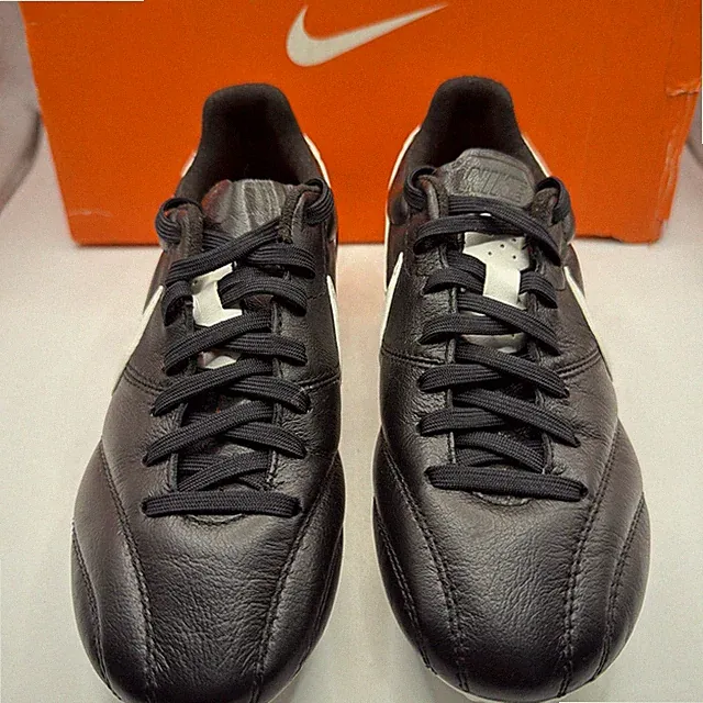Nike Boys Soccer Cleats Premier Size 4 Black/White. New