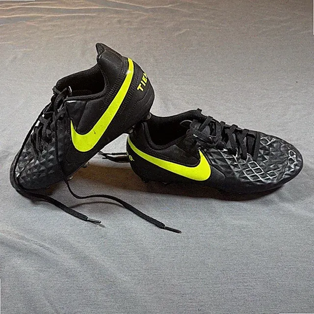 Nike Boys Tiempo Legend 8 Club AT5881-070 Black SoccerCleats Shoes Sneakers 4Y