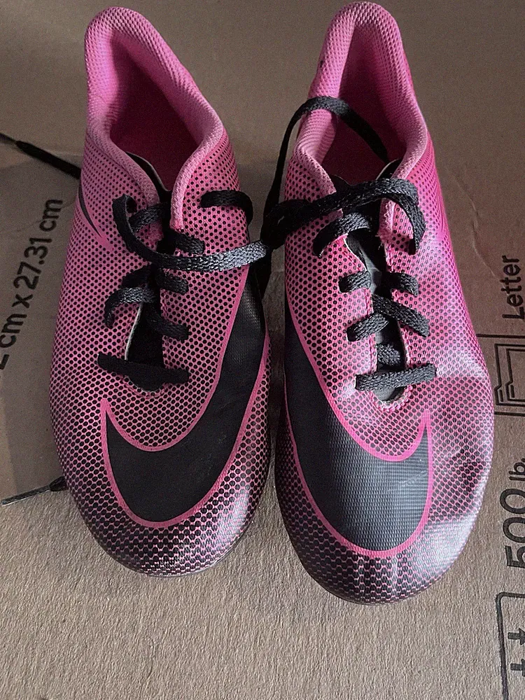 NIKE BRAVATA II SOCCER CLEATS - PINK/BLACK - 844442-600 - GIRLS SIZE 5.5Y