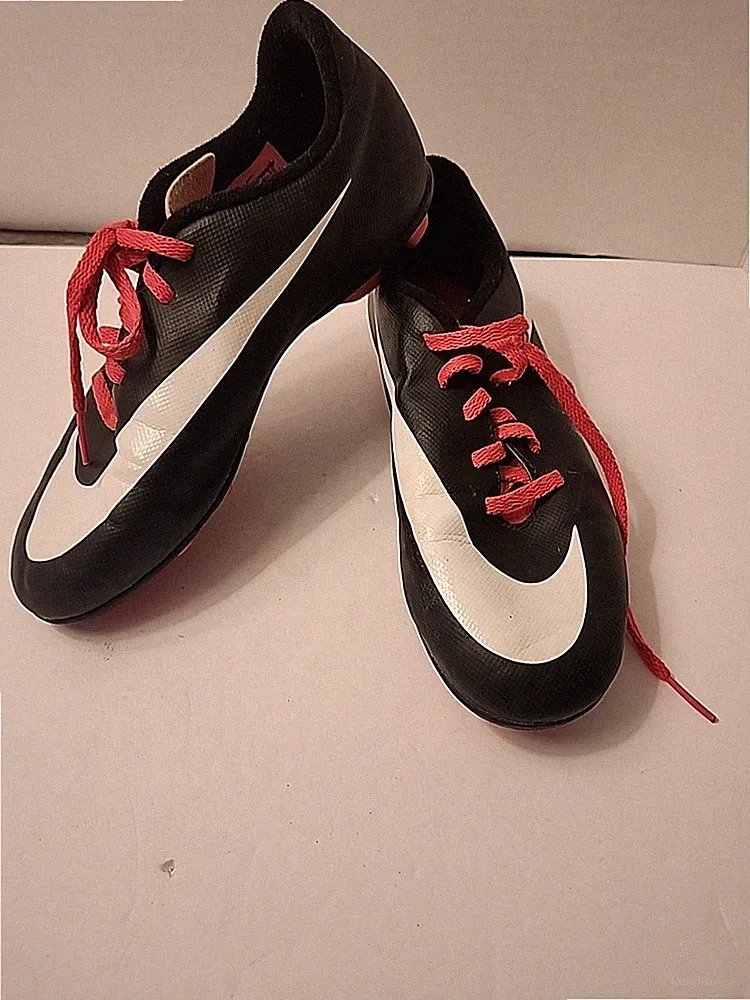 Nike Bravata Soccer Cleats Youth Girls Size 3 Y us Black Hot Pink 3Y