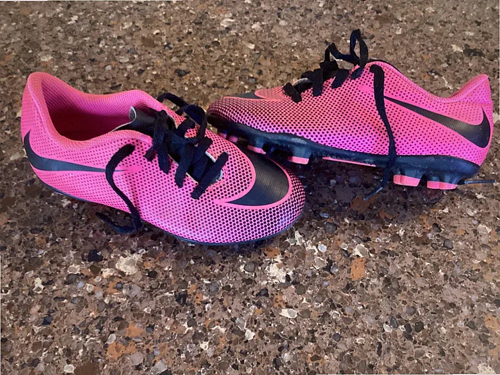Nike Bravatta II Soccer Cleats Girls Size 12C Pink Wow!!! ready for goals!!!