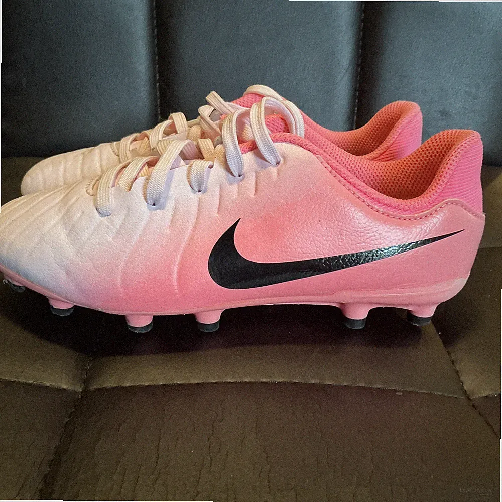 Nike Fly Tough Lite Girls Size 1-1/2 Y/pink Soccer Cleats