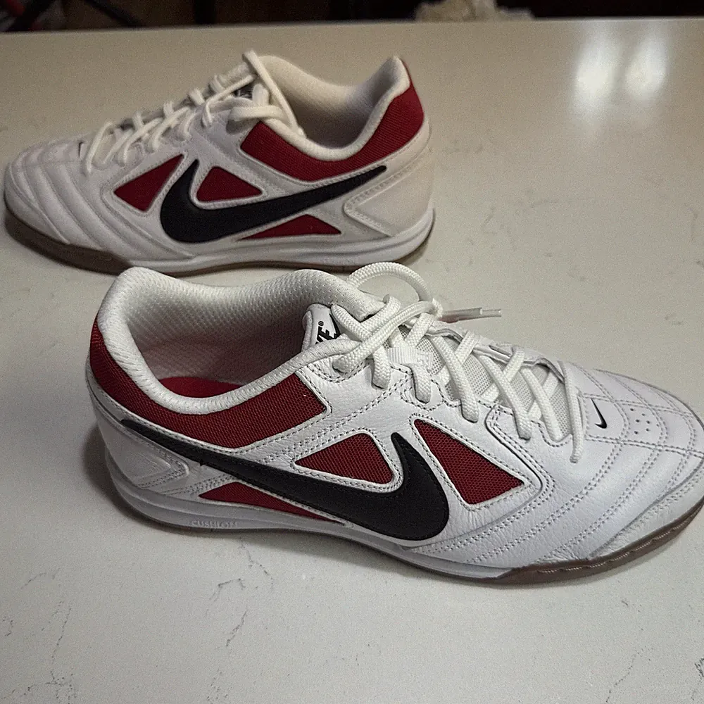 Nike Gato Indoor Soccer Shoes, White Red /. 9M /. 10.5w. Unisex