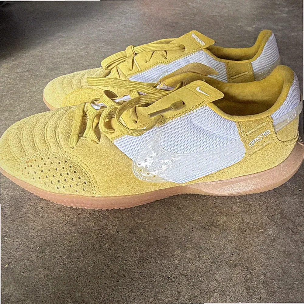 nike indoor soccer shoes