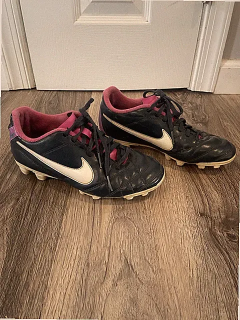Nike Girl’s Soccer Cleats Navy Pink Medium Size 6.5 Sport Football Shoes