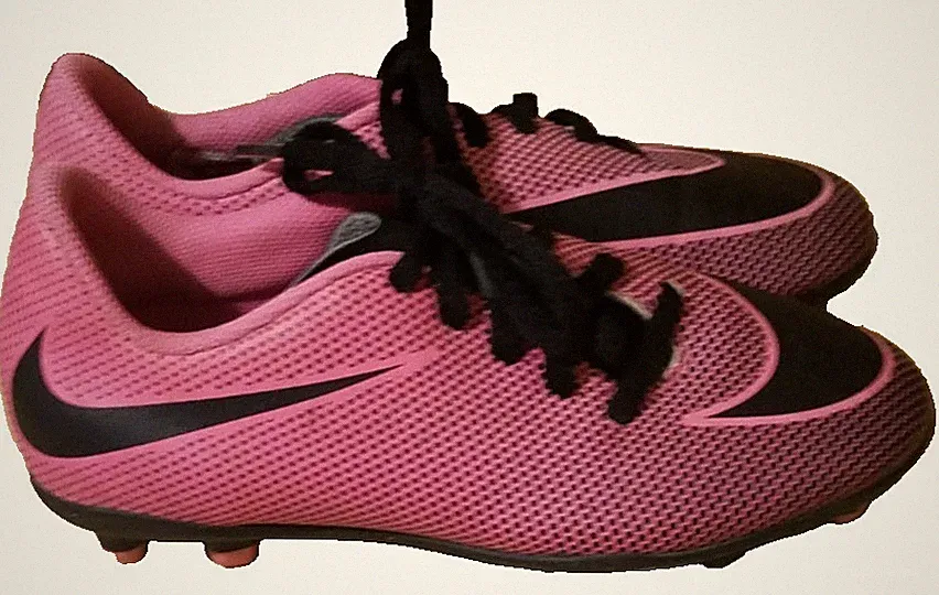 NIKE GIRLS SIZE 13 CHILD BRAVATA II FC SOCCER CLEATS PINK/BLACK PREOWNED VEC