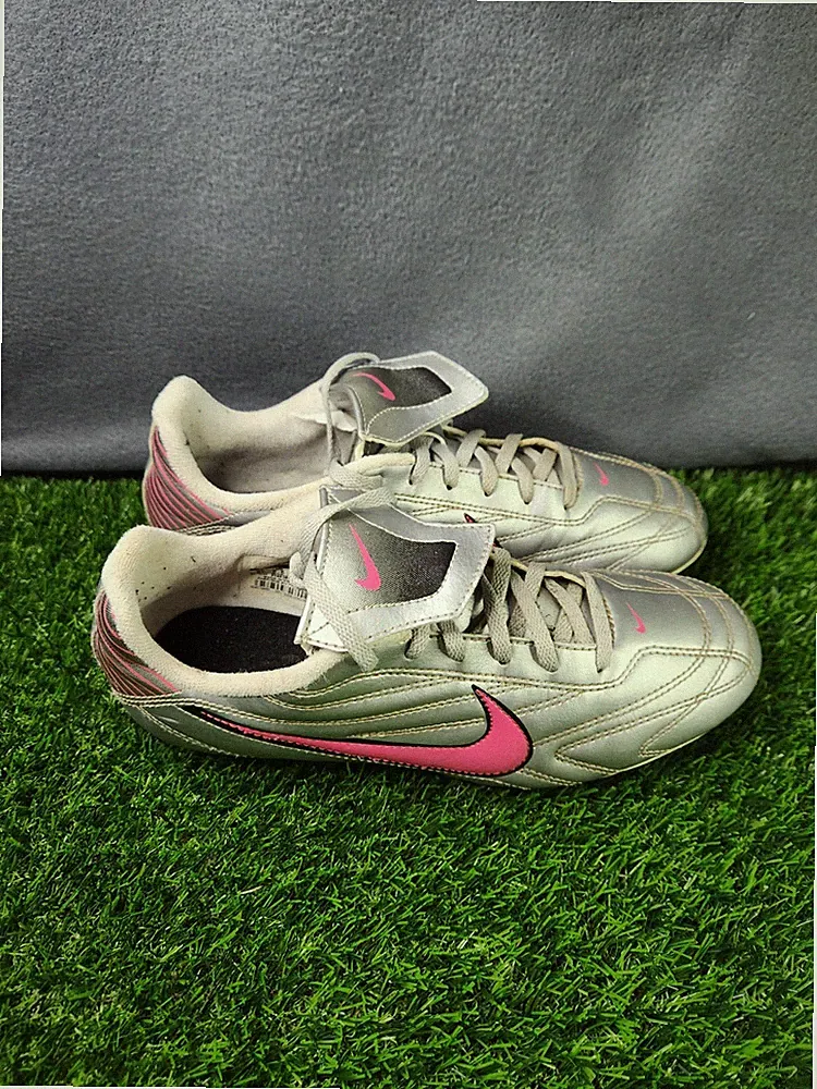 nike girls soccer cleats size 6Y youth