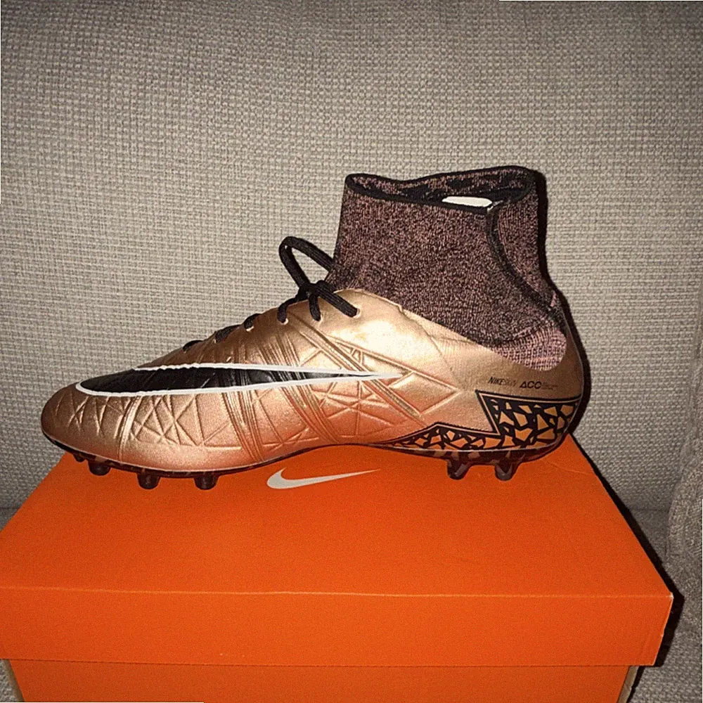Nike Hypervenom Mid Top Soccer Cleats Bronze Black White Lace Up Plastic