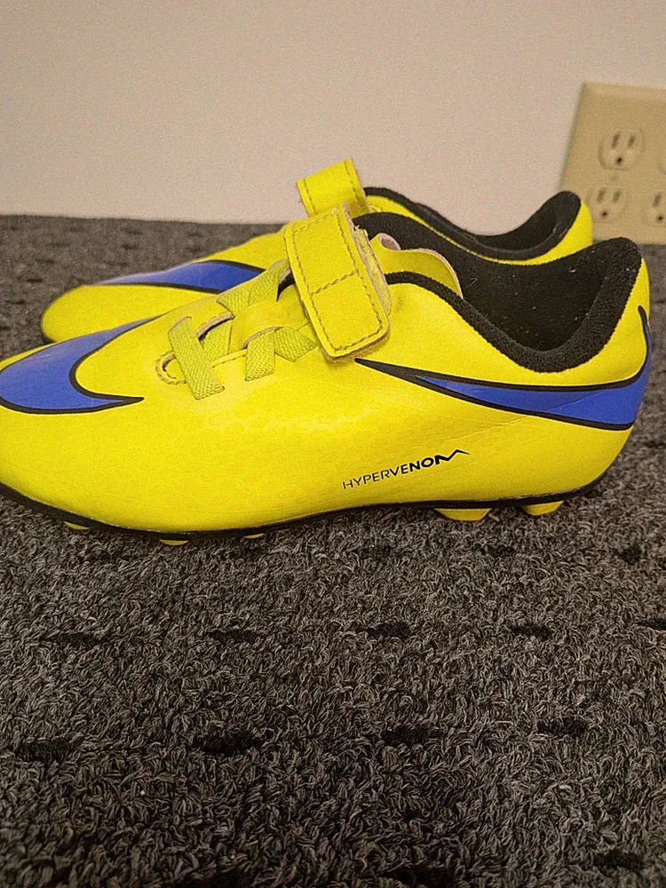 Nike Hypervenom Phade III FG Kids Soccer Cleats Pink Black Size 13c