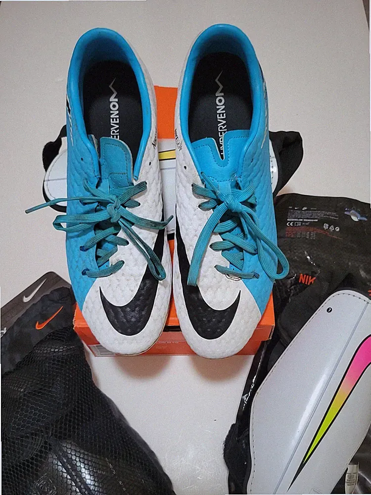 Nike Hypervenom Phelon III FG girls Soccer Cleats 8.5 + Charge 2.0 Shin Guards