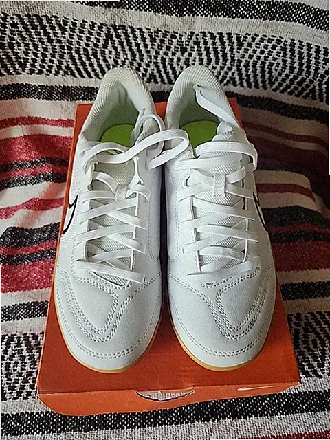 Nike Indoor Soccer Legend 9 Club IC Size Men 4.5/ Wmn 6