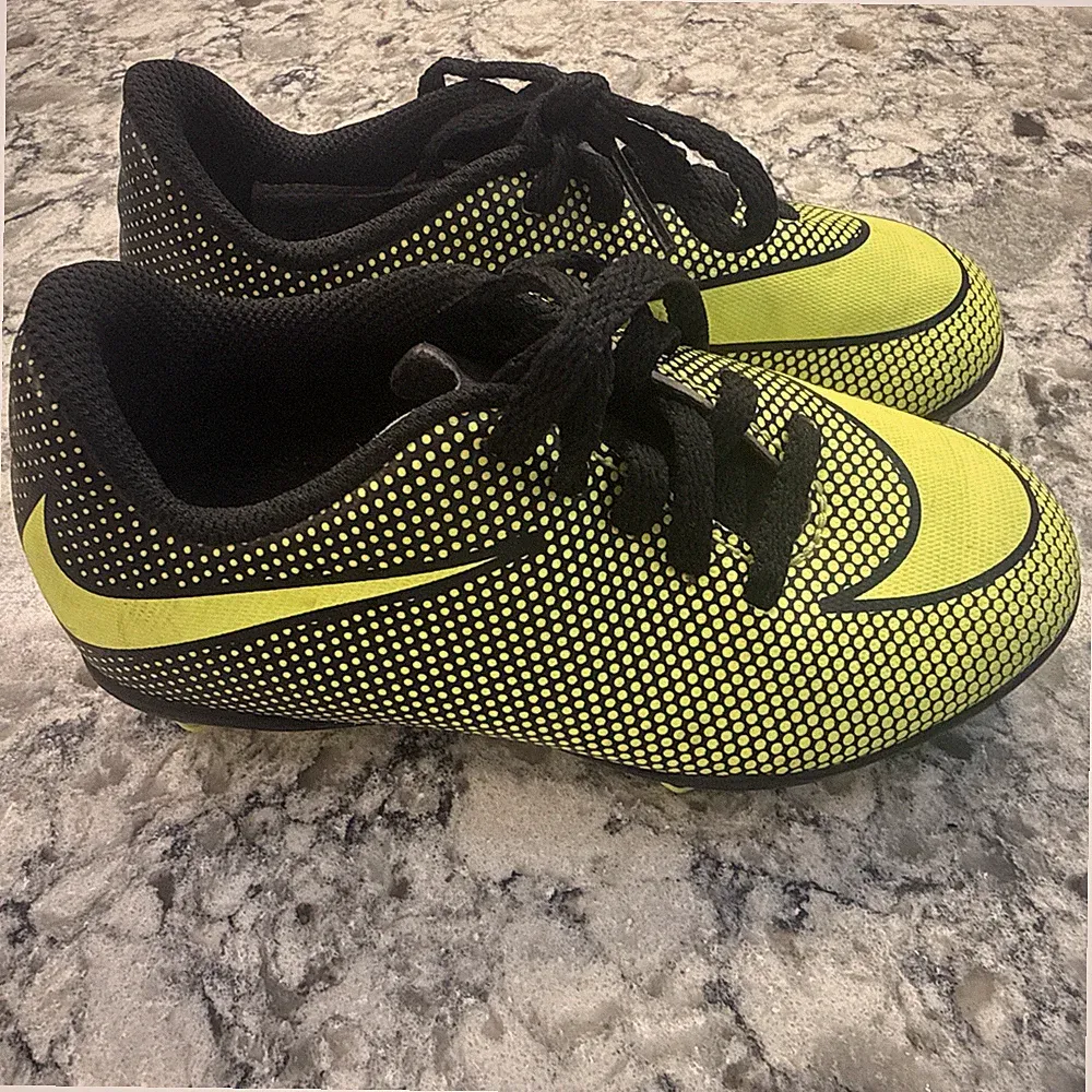 Nike Jr Bravata II FG Kids Soccer Cleats Black Volt Neon Size 10C (3/4Y)