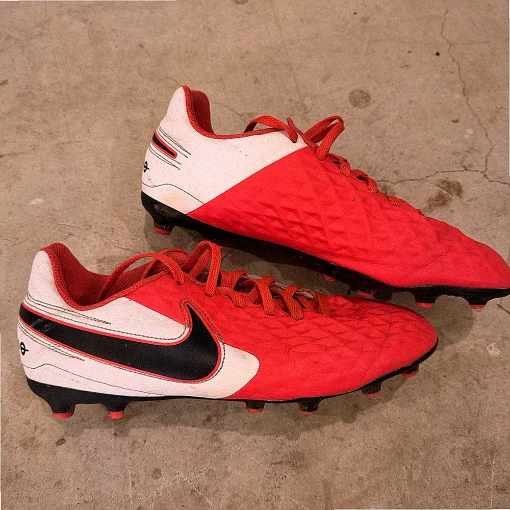 Nike JR Legend 8 Club FG/MG AT5881-606 Laser Crimson Soccer Cleats Boys Size 6Y