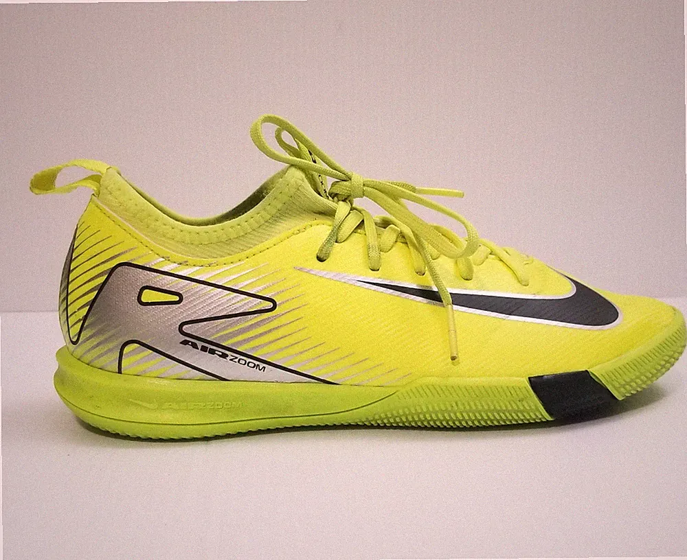 Nike Jr. Mercurial Vapor 16 Academy Big Kids Turf Low-Top Soccer Shoes Sz 4.5 Y