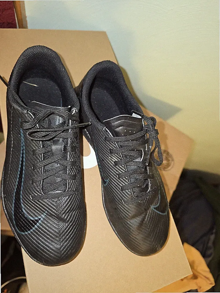 Nike Jr. Mercurial Vapor 16 Club Little/Big Kids' Turf Low-Top Soccer Shoe Size4
