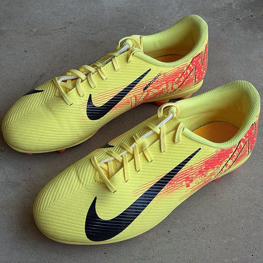 Nike Jr. Mercurial Vapor 16 Club Soccer Cleats Yellow Big Kids Size 6Y FQ8288800