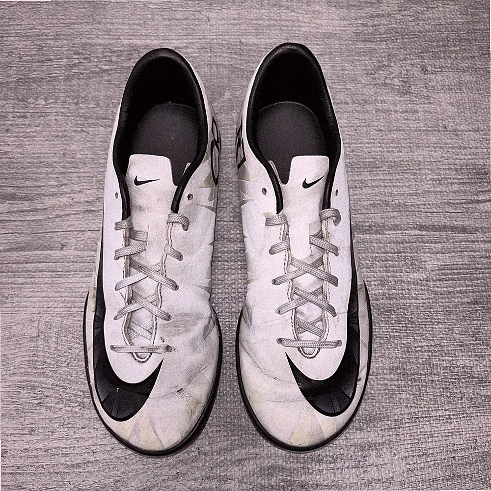 Nike Jr MercurialX Victory 6 CR7 IC Kids Soccer Shoes Size 4.5Y WhiteBlackGold