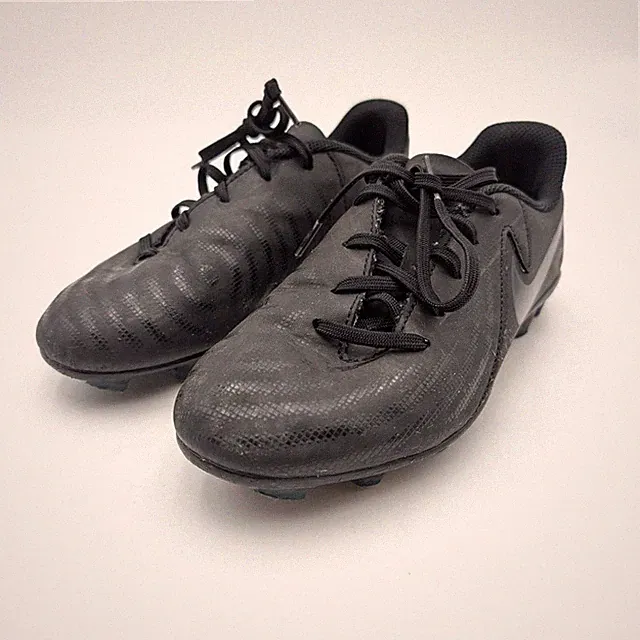 Nike Jr. Phantom GX 2 Club MG Low-Top Soccer Cleat Kids' Black Size US2Y EU33.5