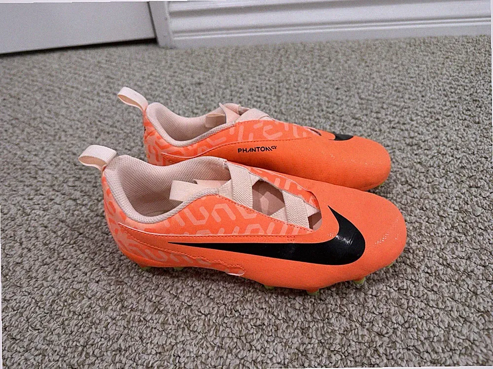 Nike Jr Phantom GX Academy WC FG/MG Sz 4.5 Soccer Cleats guava ice/black Youth