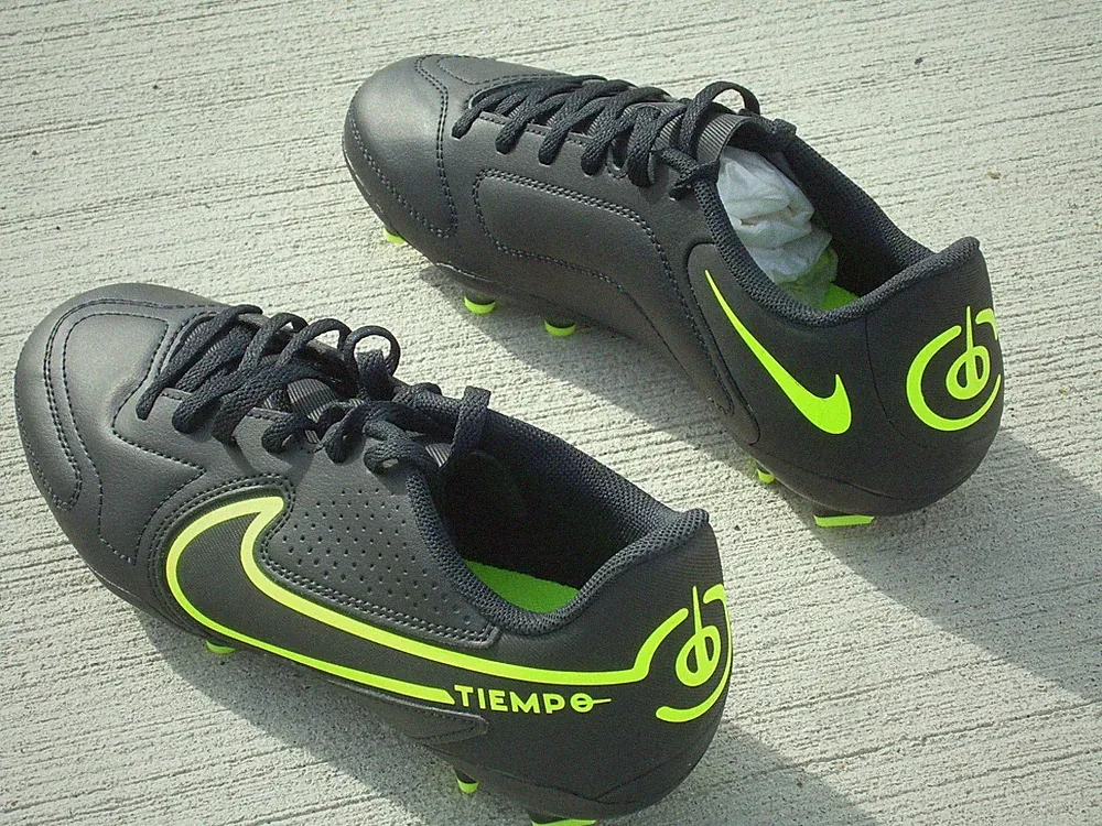 Nike Jr Tiempo Legend 9 Club FG/MG Kids Football Soccer Cleats Black Volt Sz 6Y