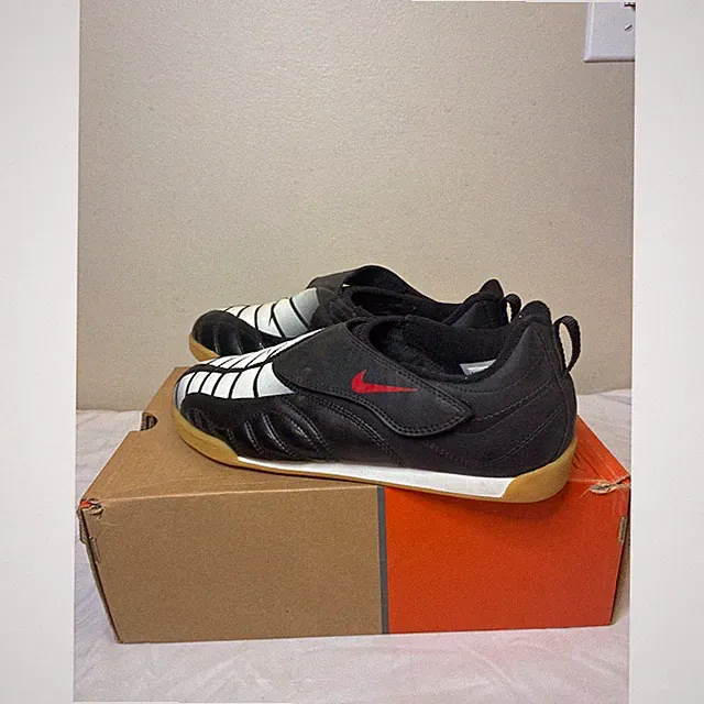 Nike Jr Total 7 IC Kids 6Y Black White Varsity Red Soccer Shoes 311064-011 2005