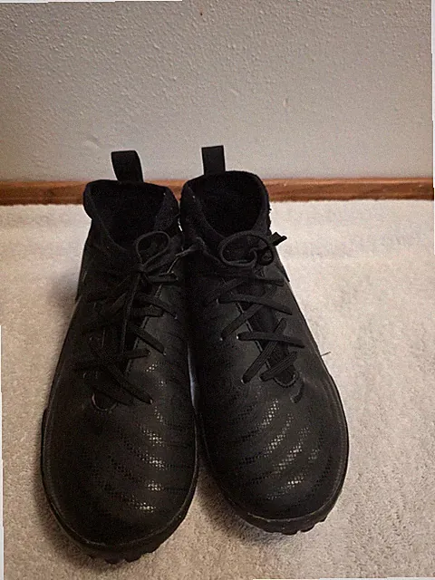 Nike Kidls' Phantom Luna 2 Academy Turf Soccer Cleats Size 2.5