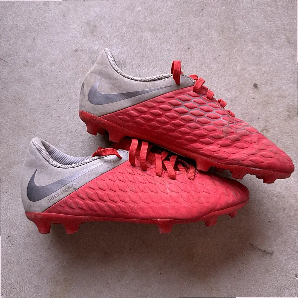 Nike Kids 3.5Y Hypervenom Phantom 3 Club FG Soccer Cleats Red/Grey AJ4146-600