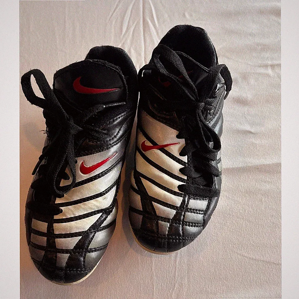Nike Kids Soccer Cleats Black Silver Red 129805-011 Size 1Y