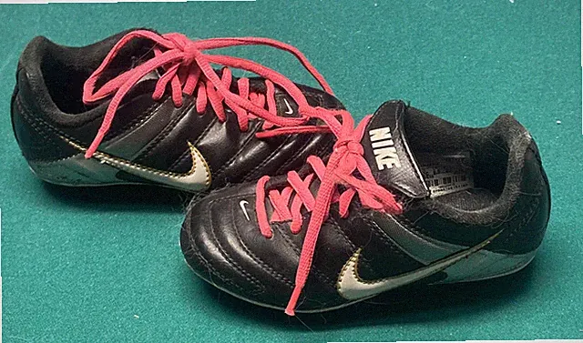 Nike Kids Soccer Cleats Size 10 Black w/ Pink Laces 359622-017 Great Condition!