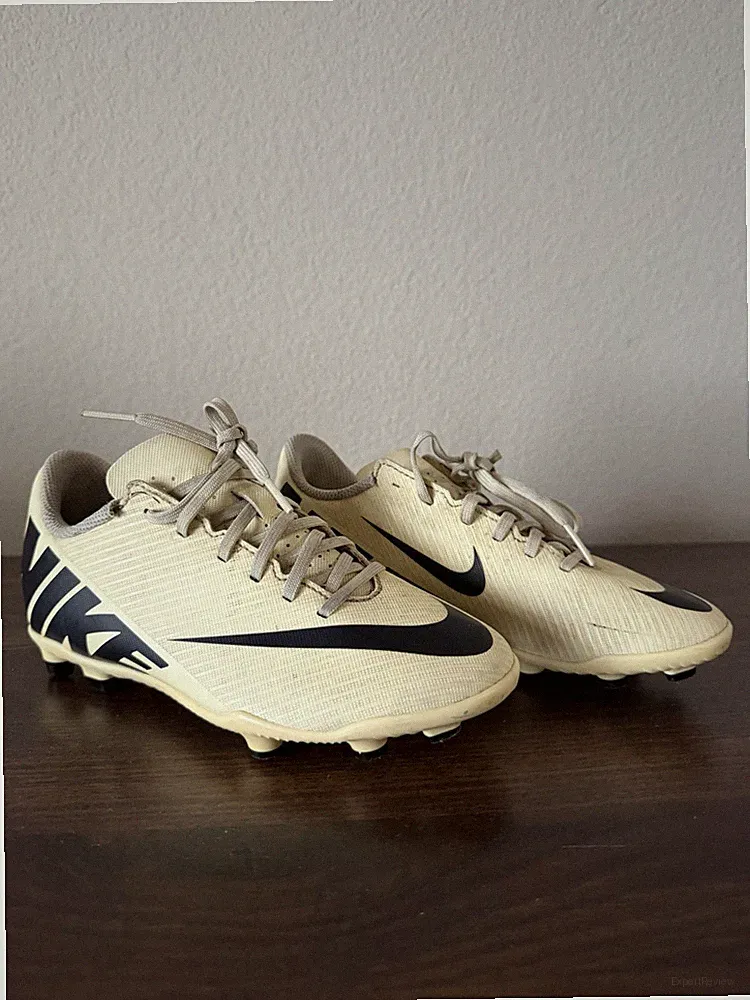 Nike Kids Soccer Cleats Unisex, Black/Yellow, Size 1.5Y