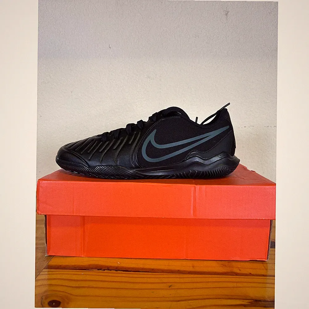 Nike Legend 10 Club IC Soccer Shoes Mens 7 Black DV4343-002 Indoor Futsal Cleats