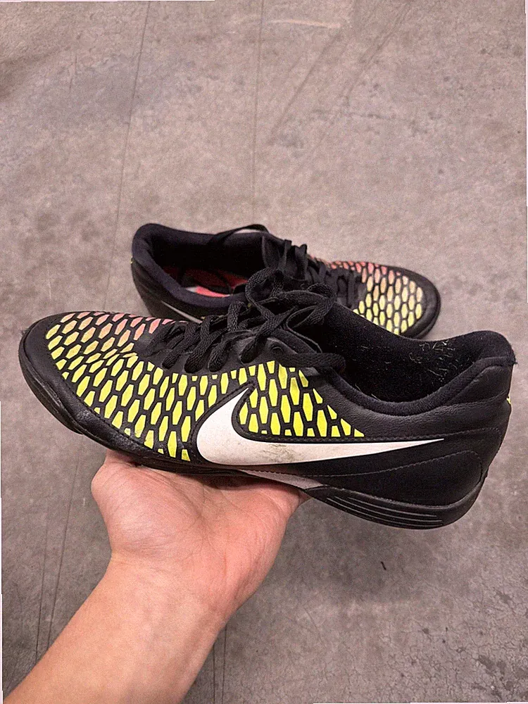 Nike Magista Onda IC Indoor Soccer Cleats Black/Volt/Hyper Punch/White Men 9.5