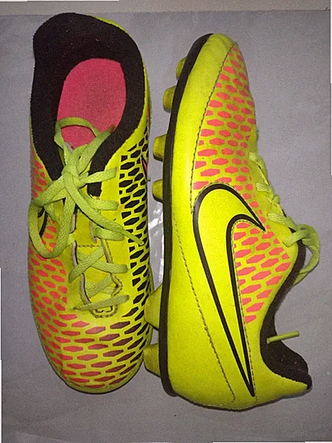 NIKE MAGISTA soccer cleats for kids yellow pink purple 31.5eur13.5c usa19.5cm.