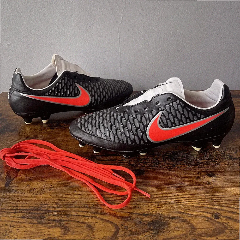 Nike Magista Soccer Cleats Woman’s Black Red / Bright Crimson Size 8.5