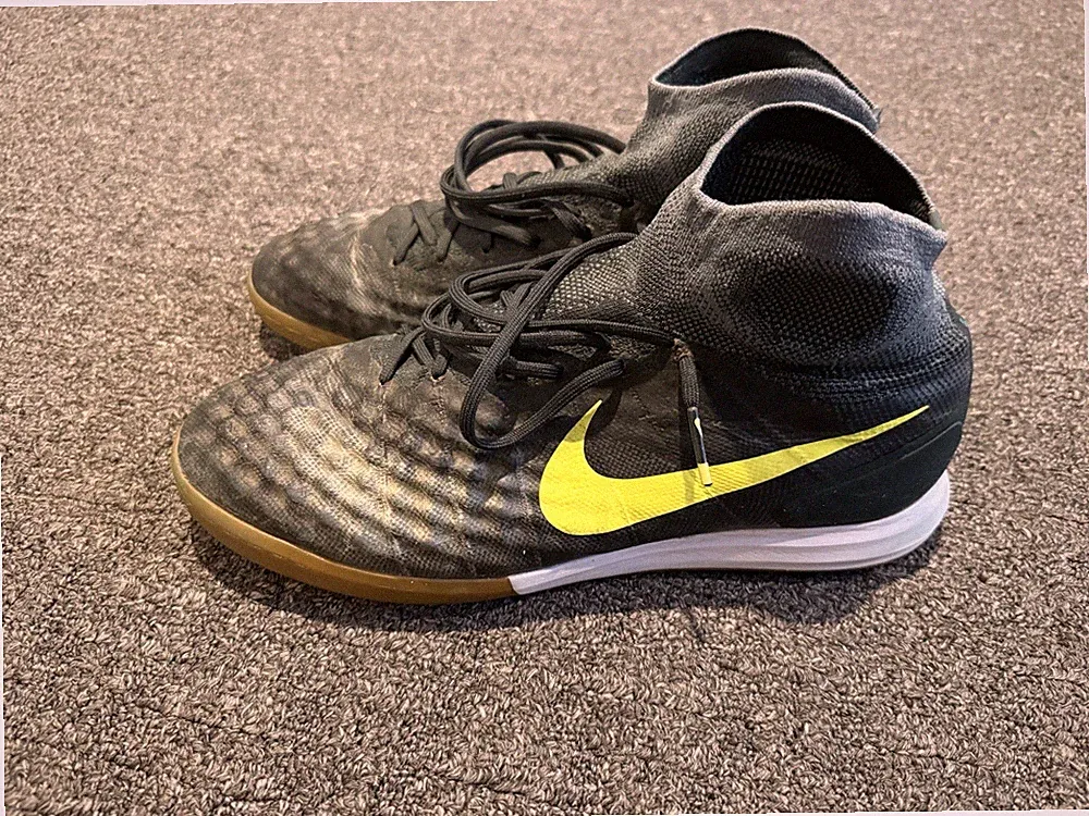Nike MagistaX Proximo II Seaweed Indoor Soccer Size 11