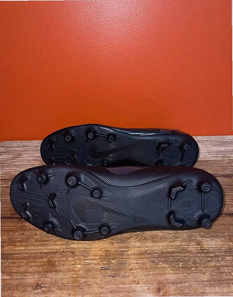 Nike Men’s Black Mid Top Lace-Up Soccer Cleats Athletic Shoes Solid