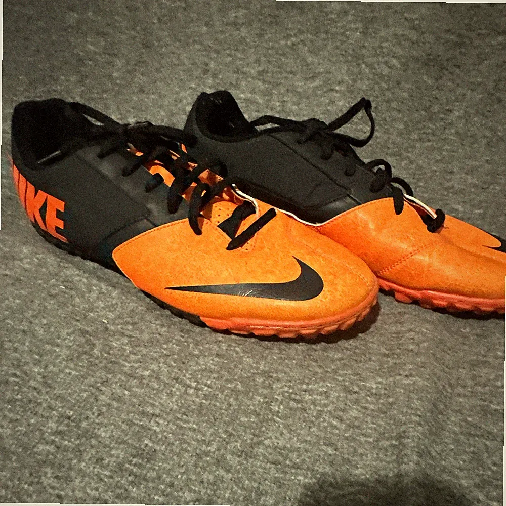 Nike Men’s Black/Orange Solid Low Top Lace-Up Soccer Turf Cleat Sneakers