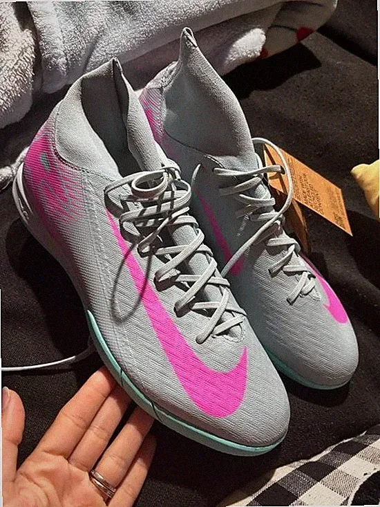Nike men’s Gray & Pink Indoor Soccer Cleats in