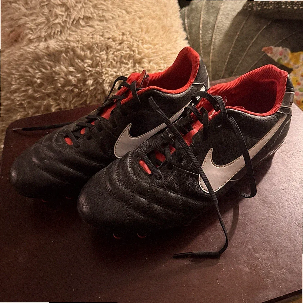 Nike Men’s Soccer Cleats Low Top Lace-Up Sneakers Black/Red/White Plastic