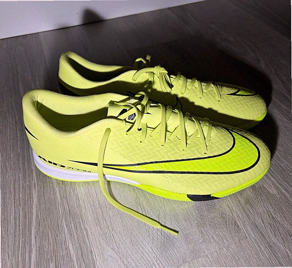Nike Men’s Vapor Turf Soccer Shoes Low Top Lace-Up Sneaker Volt/Black