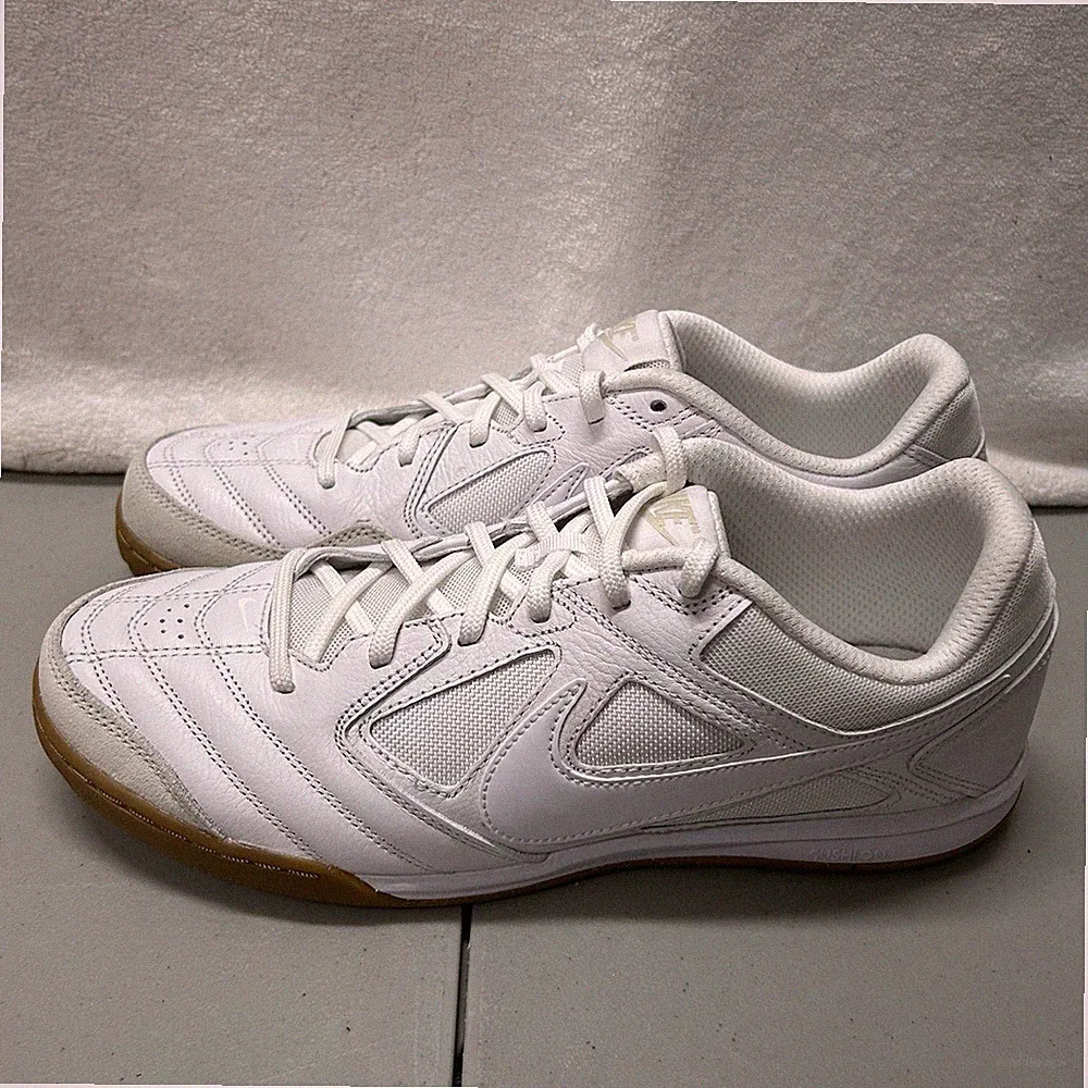 Nike Mens Size 11 White/Gum Gato Indoor Soccer Shoes