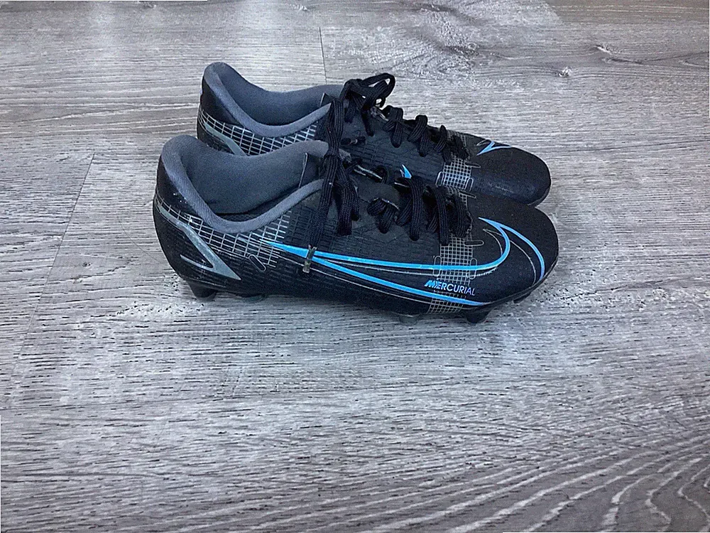 13.5 soccer cleats boys