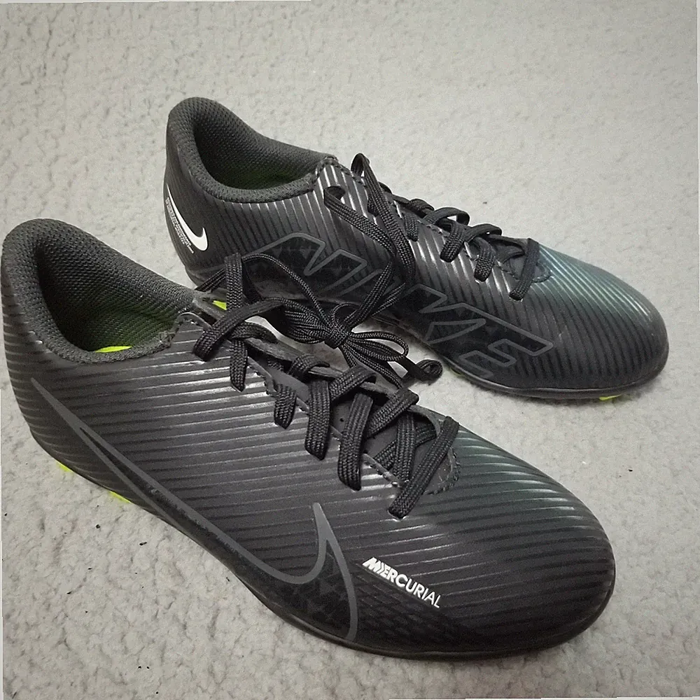 Nike Mercurial Soccer Cleats Youth Kids Size 2.5Y Black Shoes DJ5958-001