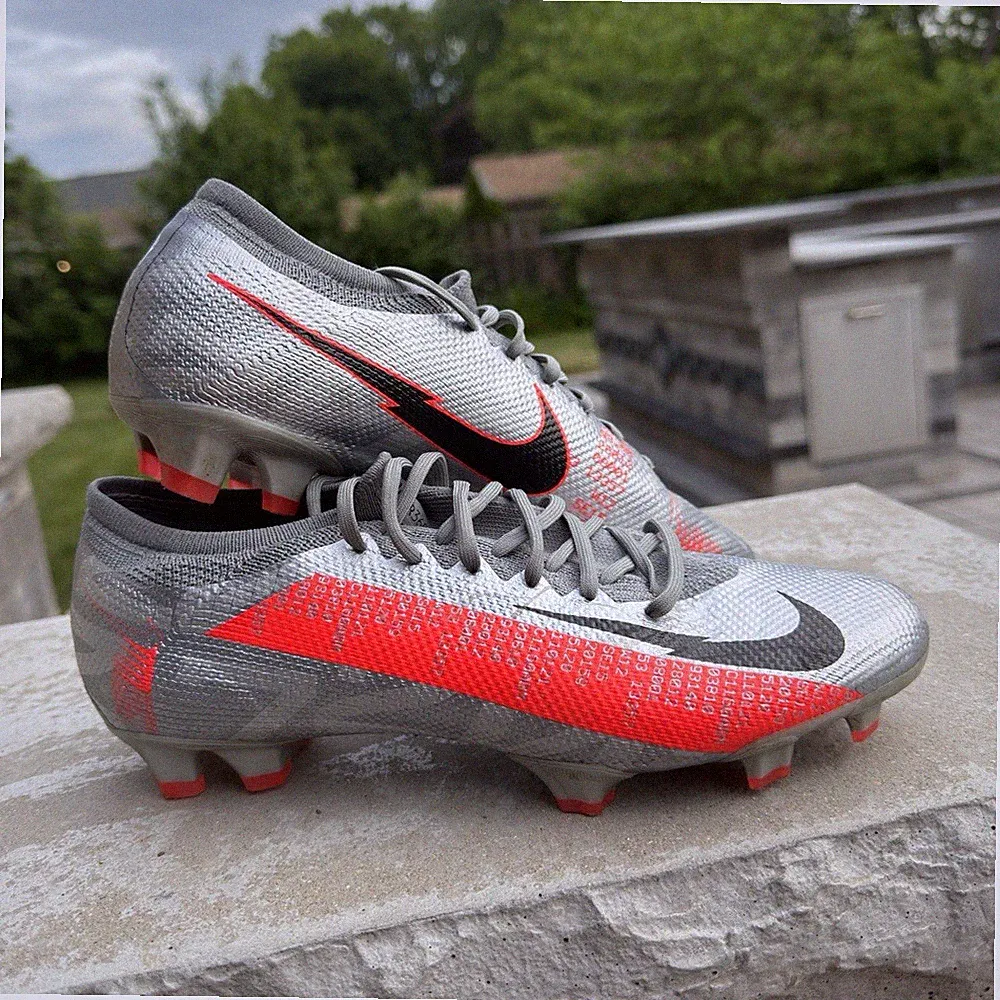 Nike Mercurial Vapor 13 Men’s Low Top Lace-Up Soccer Cleats Gray/Red