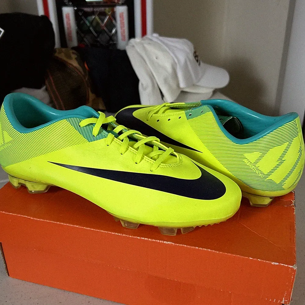 Nike Mercurial Vapor VII Soccer Cleats Youth Size 5.5 Neon