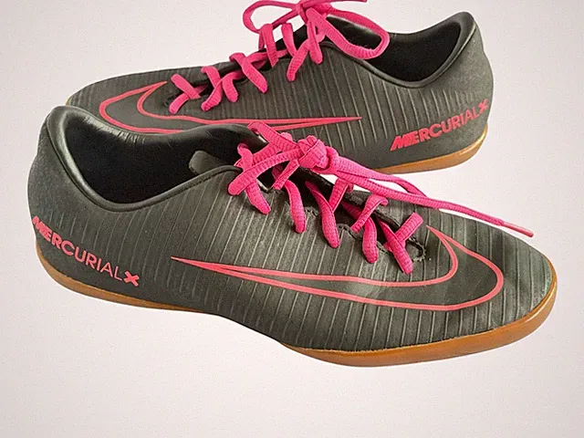 Nike Mercurial Vapor XI IC Boys Size 6Y Black Pink Indoor Soccer Shoes